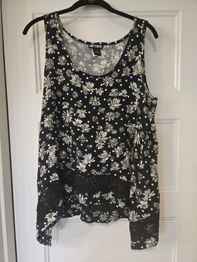Hot Topic Black Skull Daisy Print Lace-Hem Tank Top. Size L